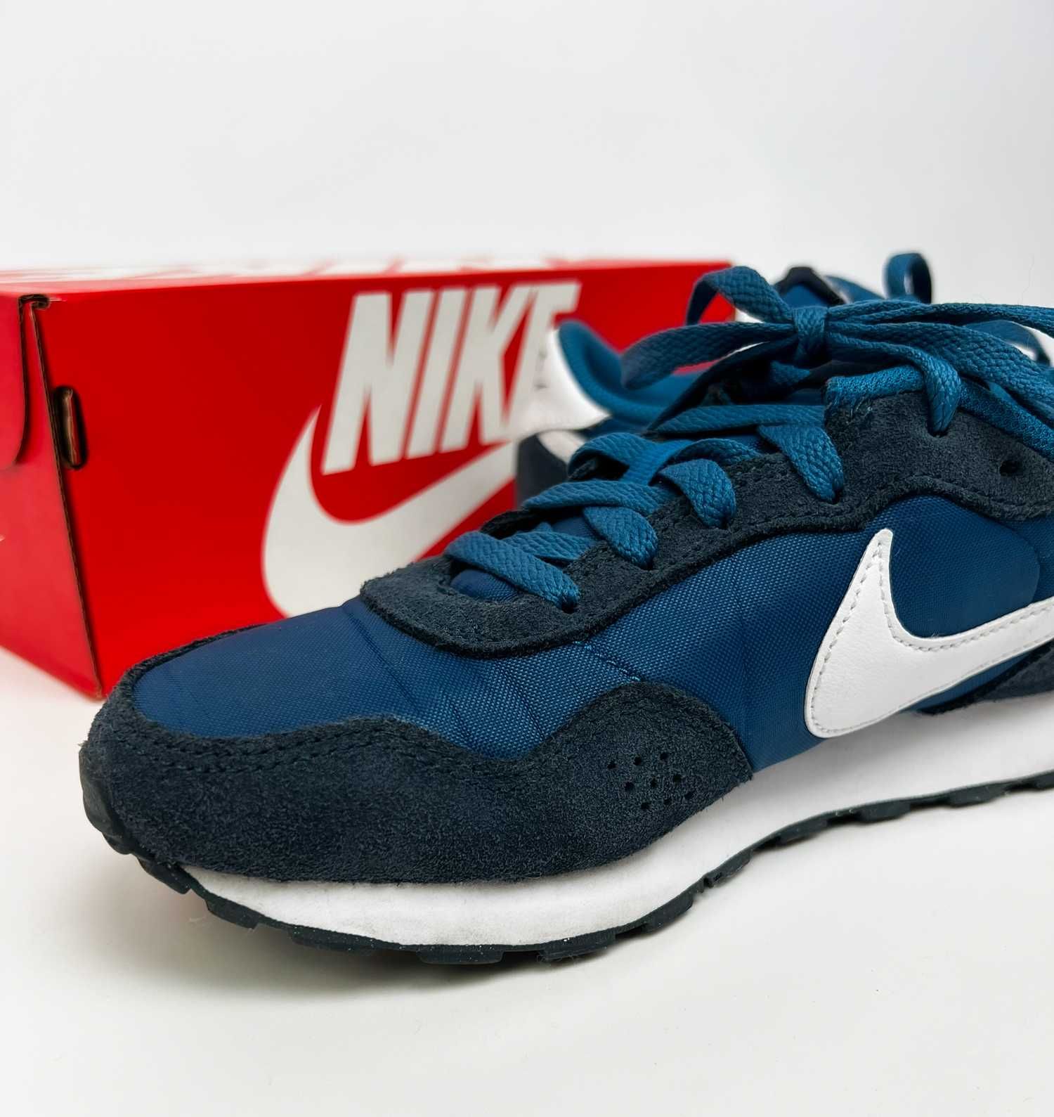 Tenisi Nike baieti (m36) - Pantofi sport cu insertii de piele intoarsa