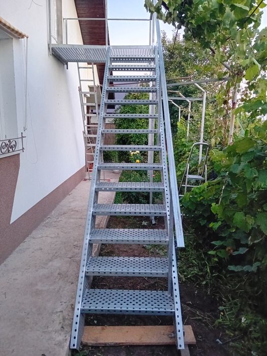 Scara metalica zincata 4mm grosime cu pod de odihna