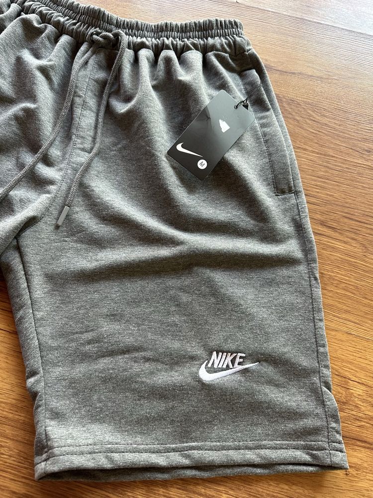 Мъжки,памучни,сиви къси панталонки Nike с бродирано лого и ципове
