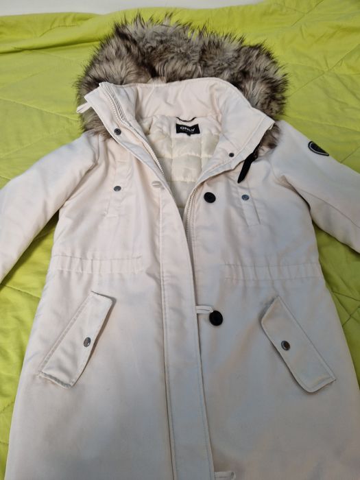 Бяло дамско яке тип парка