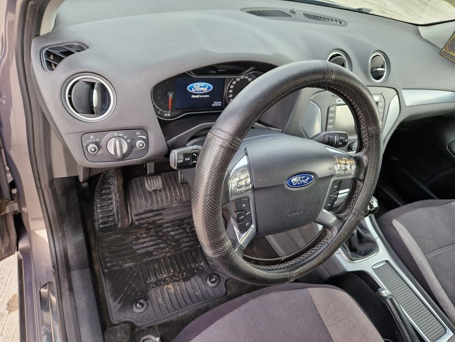 Vând Ford mondeo