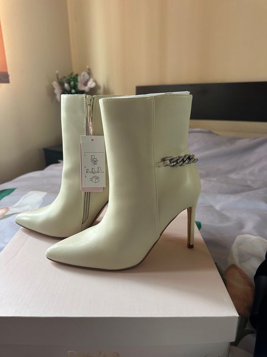 Боти нови с етикет