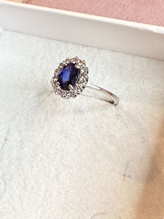 Дамски пръстен бяло злато , брилянти и сапфир