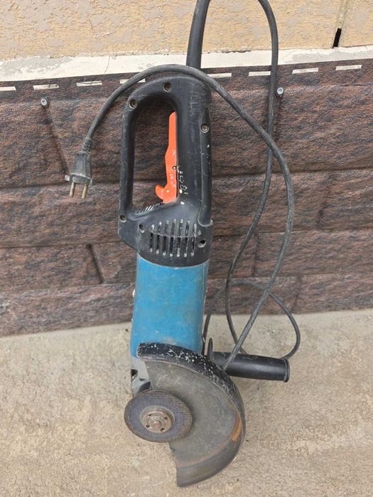 Угловая шлифовальная машина (болгарка)