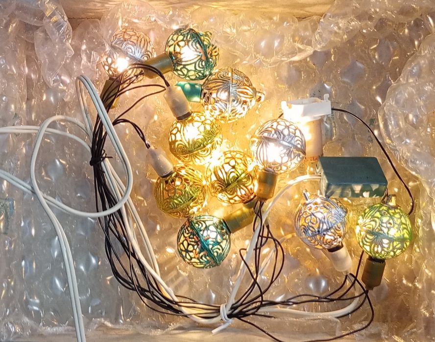 Instalație glob dantelat.