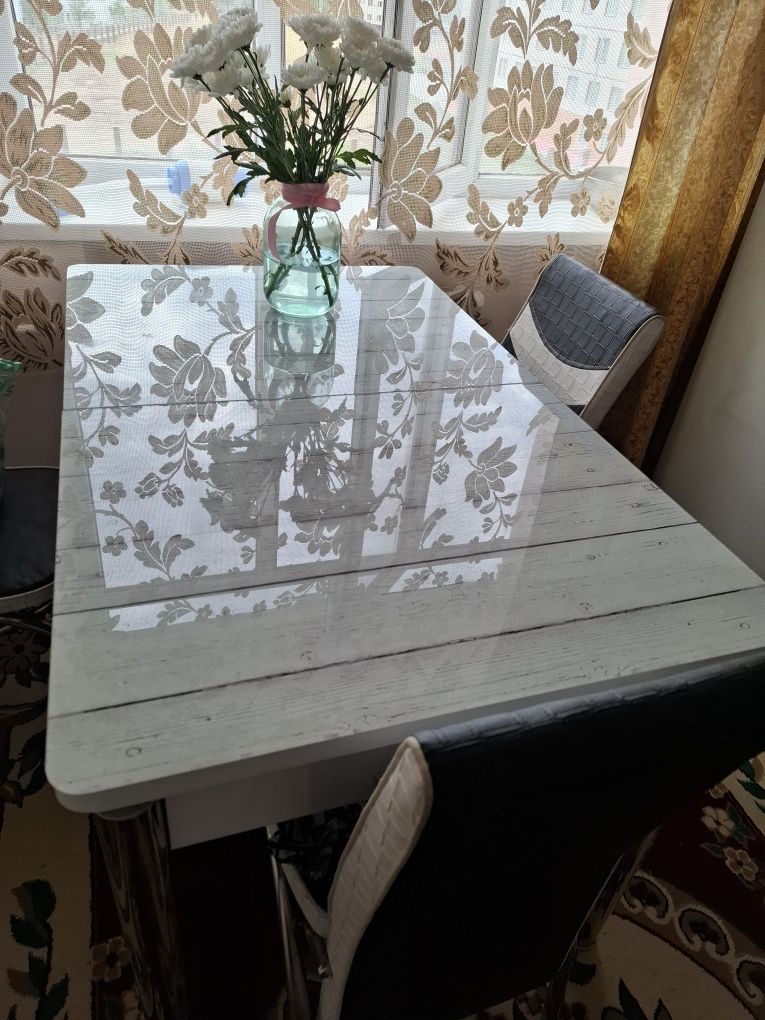 Продам кухонный стол со стульями