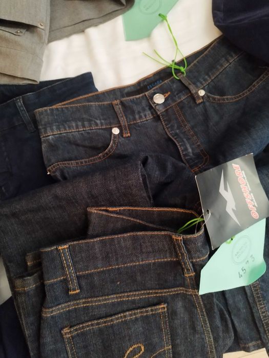 Blugi dama și bărbat fără a fi purtate sunt noi