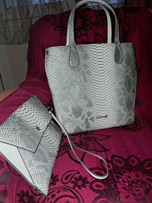 Елегантна средна дамска чанта Axel в змийски релефен принт