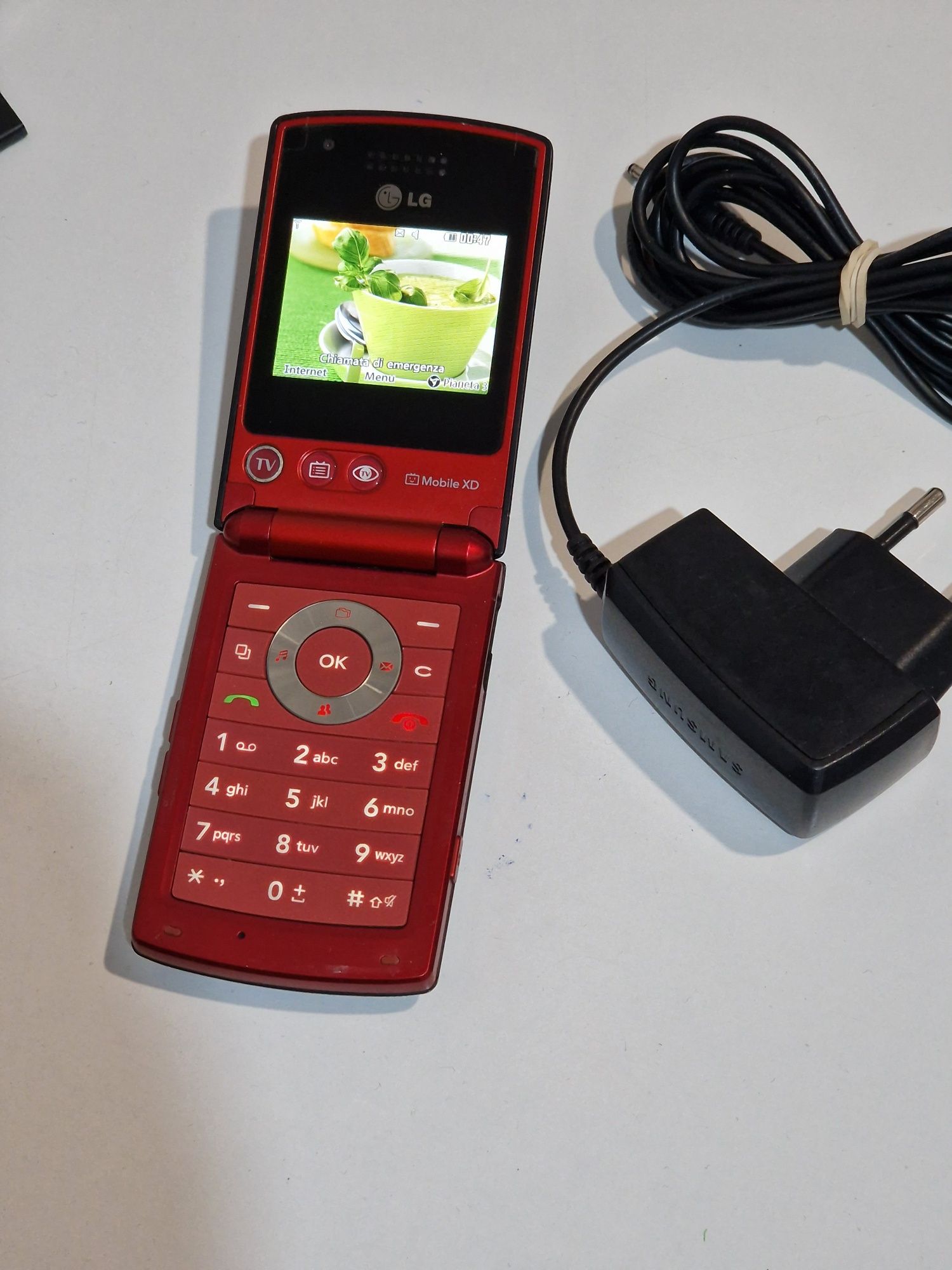 Super telefon cu clapeta Lg cu încărcător original