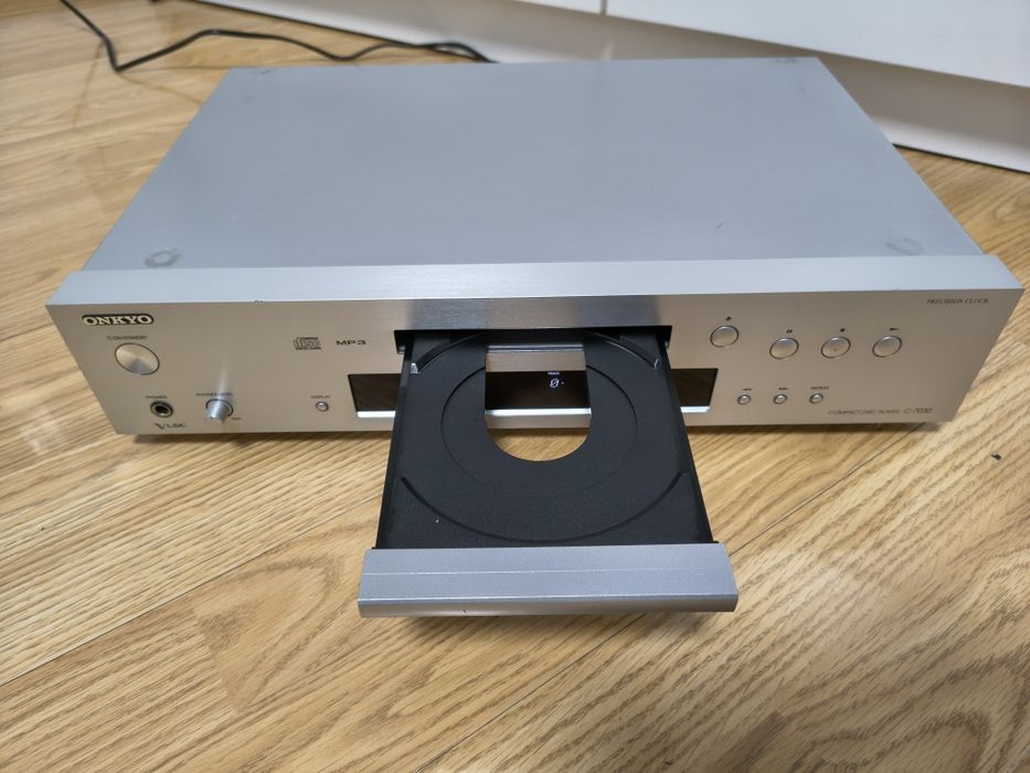 De vinzare CD player Onkyo C7030 .