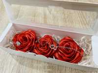 сатенени рози в кутийка