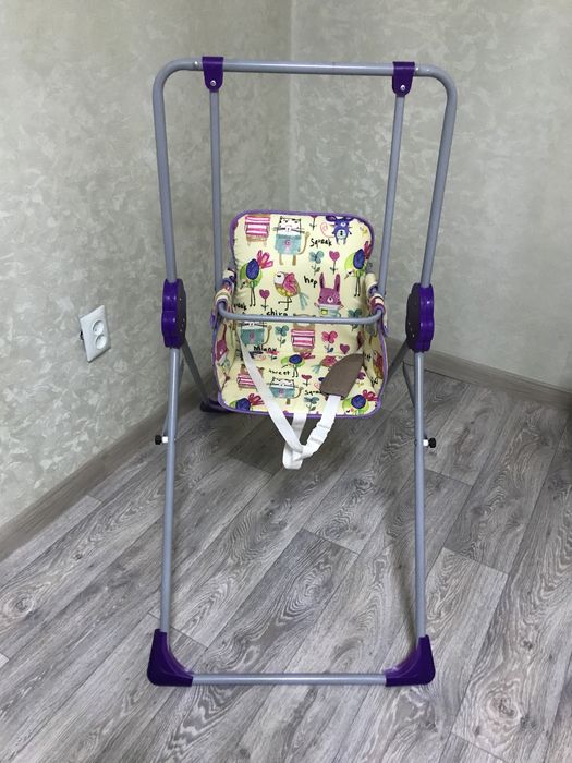 Детская качелях в хорошем состоянии