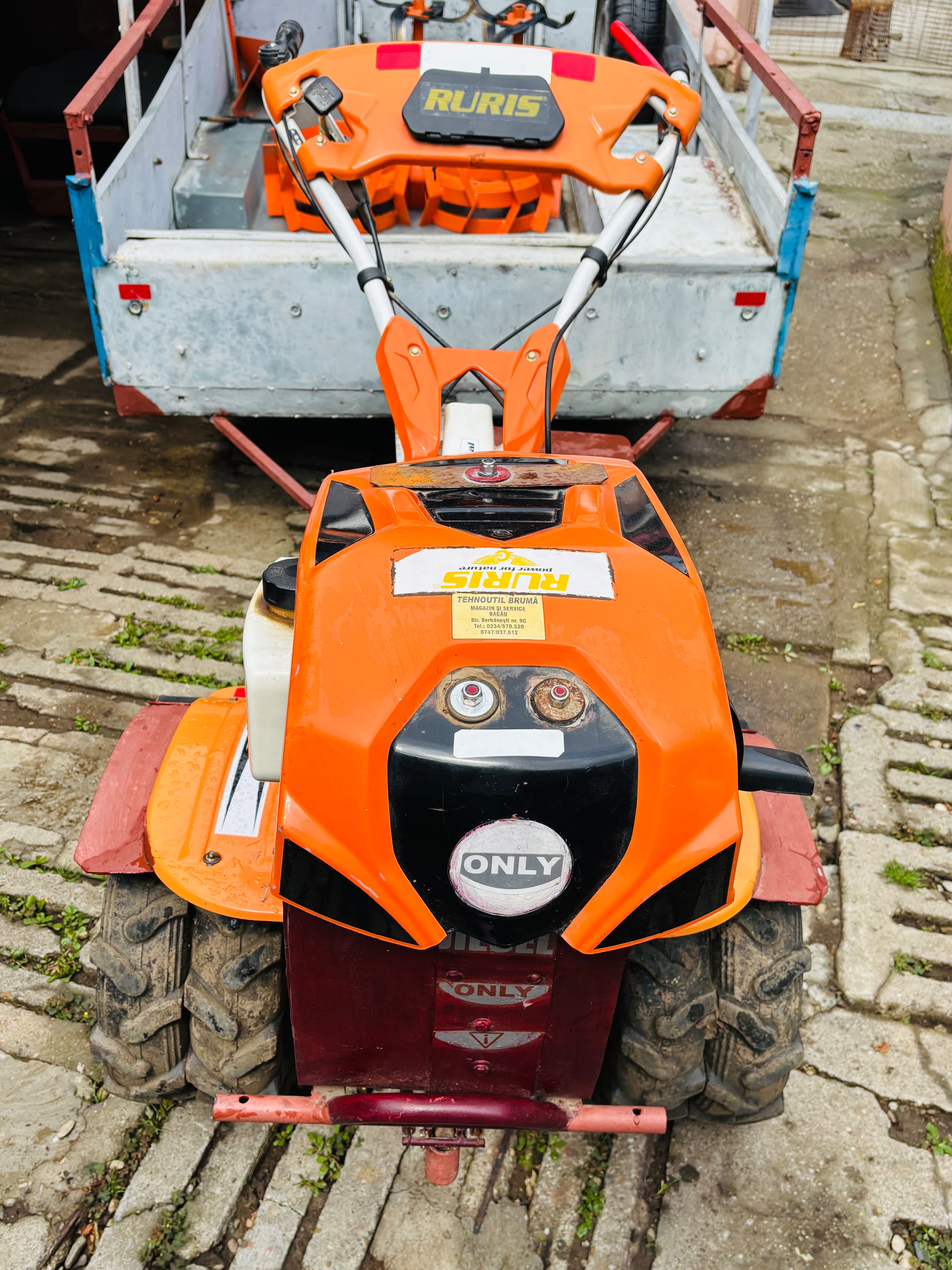 Vând motocultor cu remorcă