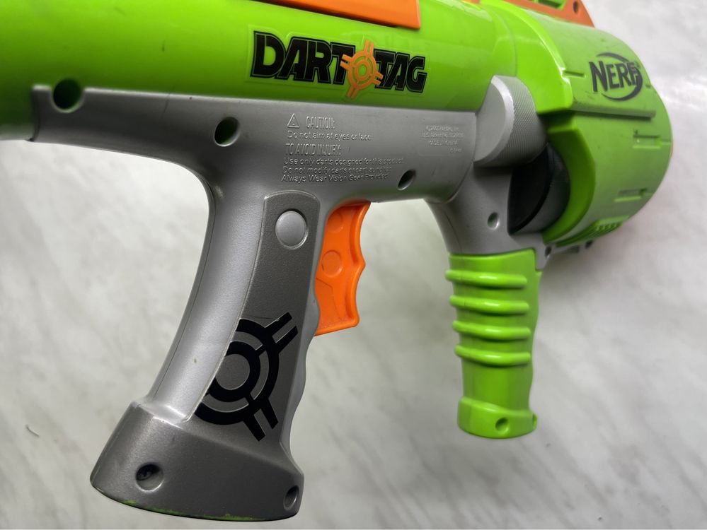 Nerf Dart tag стреляет поролоновыми патронами
