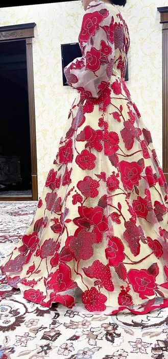 Вечерный платье роскошный и очень красивый