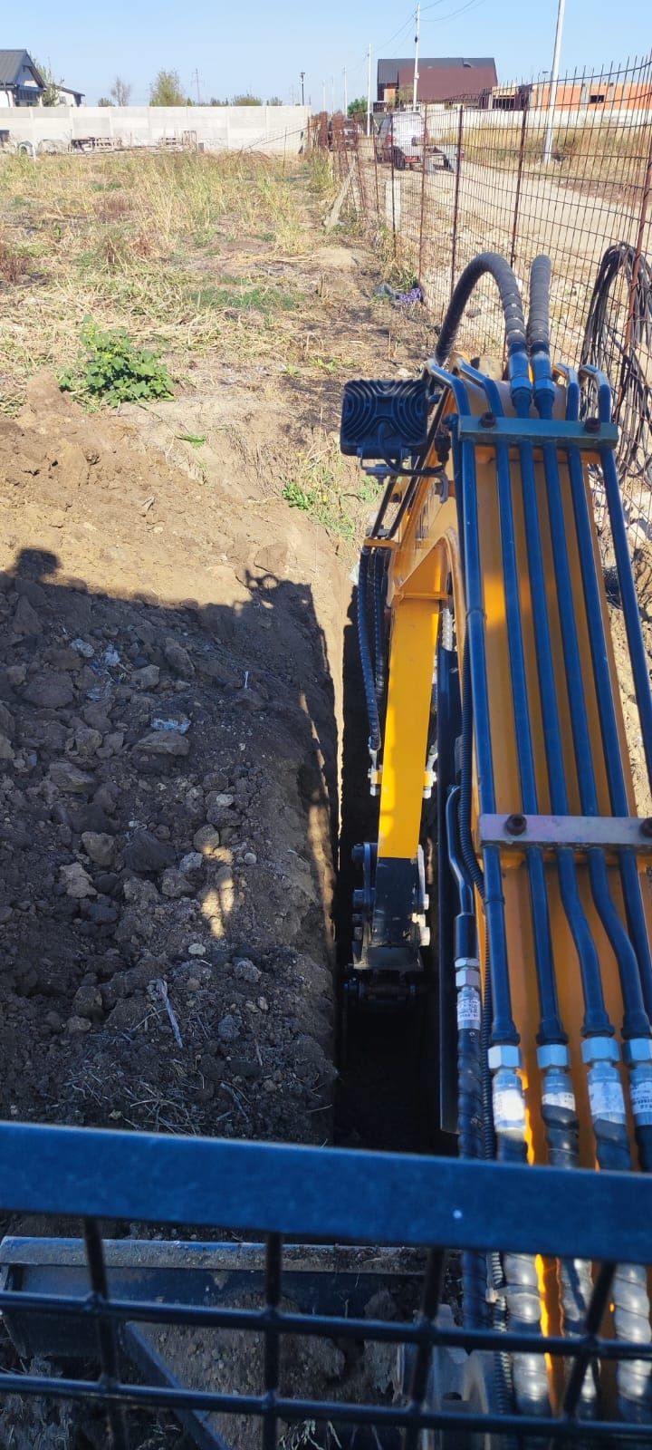 Escavator săpături fundați casă. Gard . Apă, gaze, cabluri electrice.