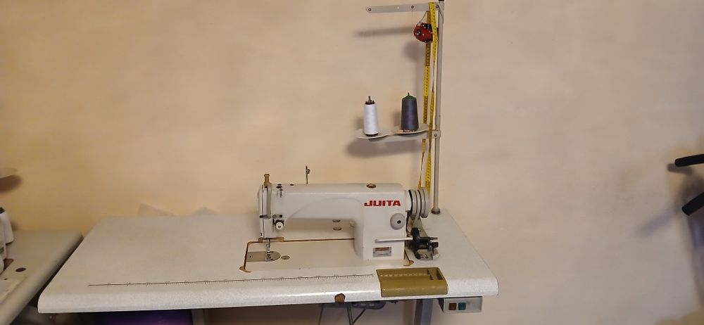 Tikuv moshinalari sotiladi.JUITA VA ZOJE holati yahshi ishlab turgan m