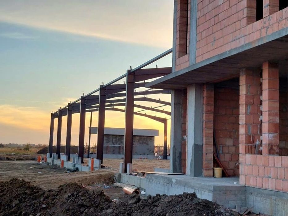 Sarpanta executam lucrari de renovare acoperis sau structura metalica