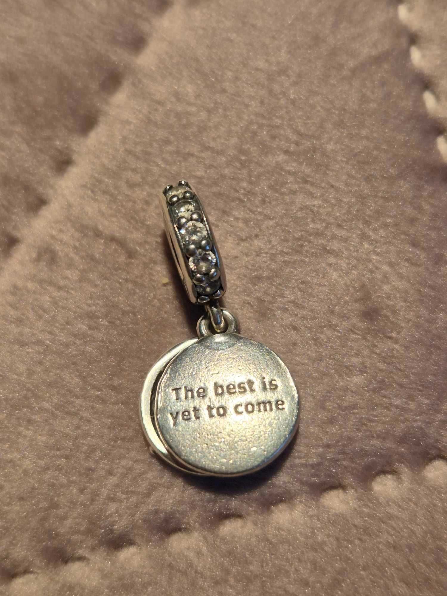 Пандора талисман "The best is yet to come"