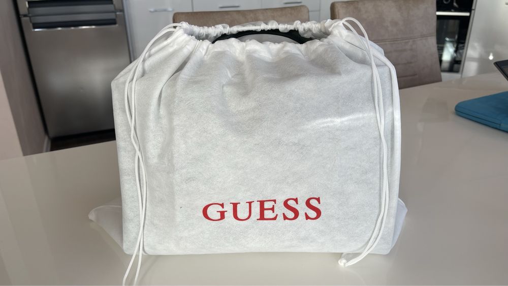 Оригинална чанта Guess