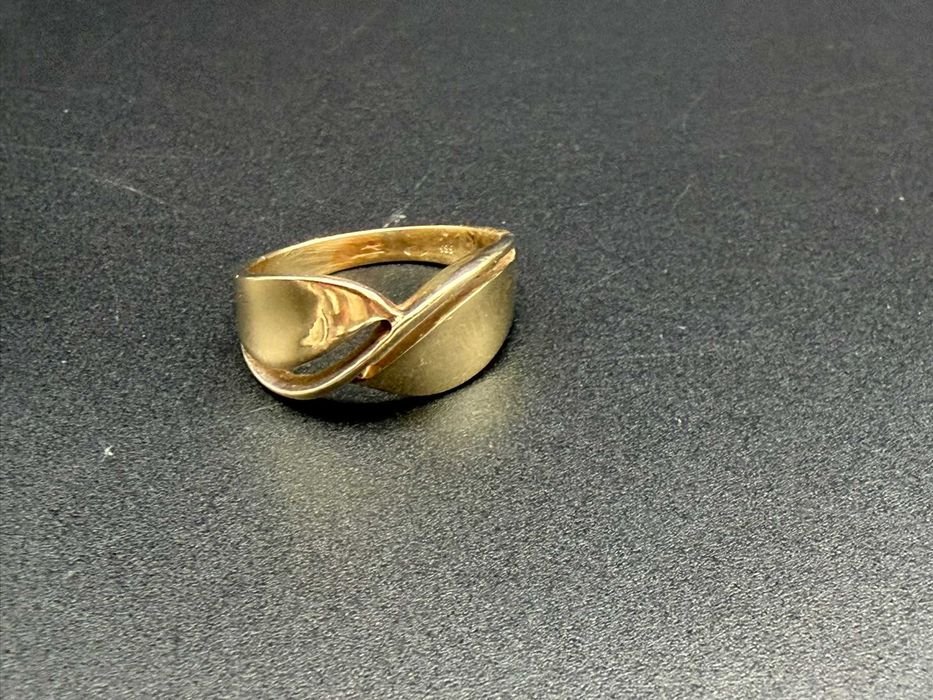 Dracula Amanet: Inel de aur 3,82gr/14K.
