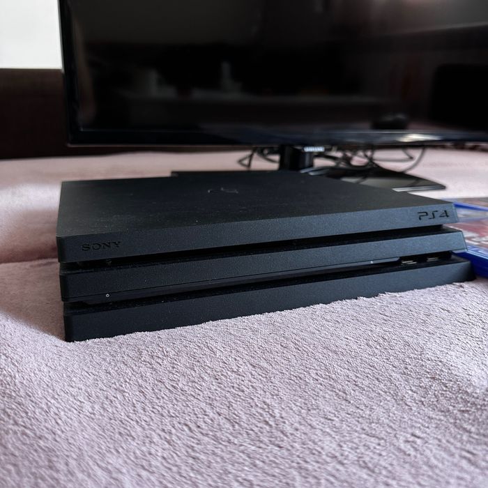 Ps 4pro 1тб,  като нов, с 4 игри!