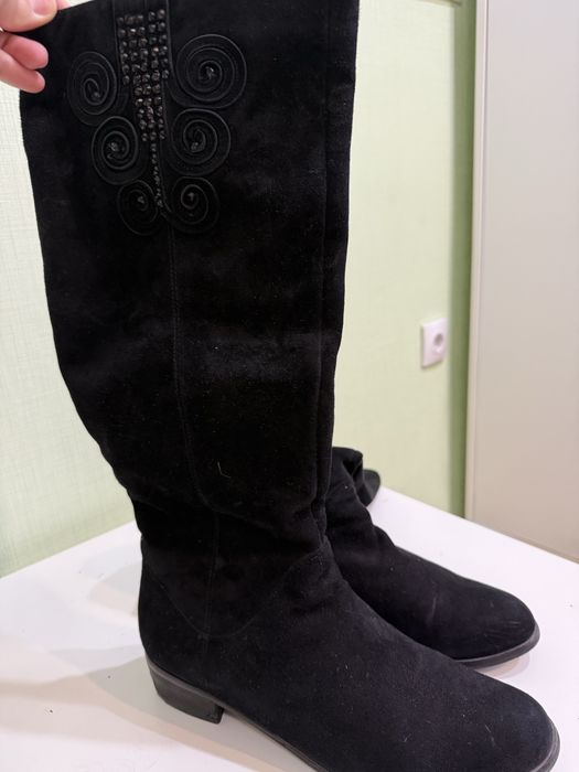 Продам натуральные замшевые сапоги