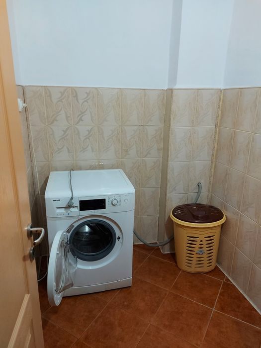 Închiriez apartament 2 camere decomandat .