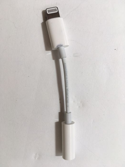 Apple Lightning to 3.5 mm, A1749