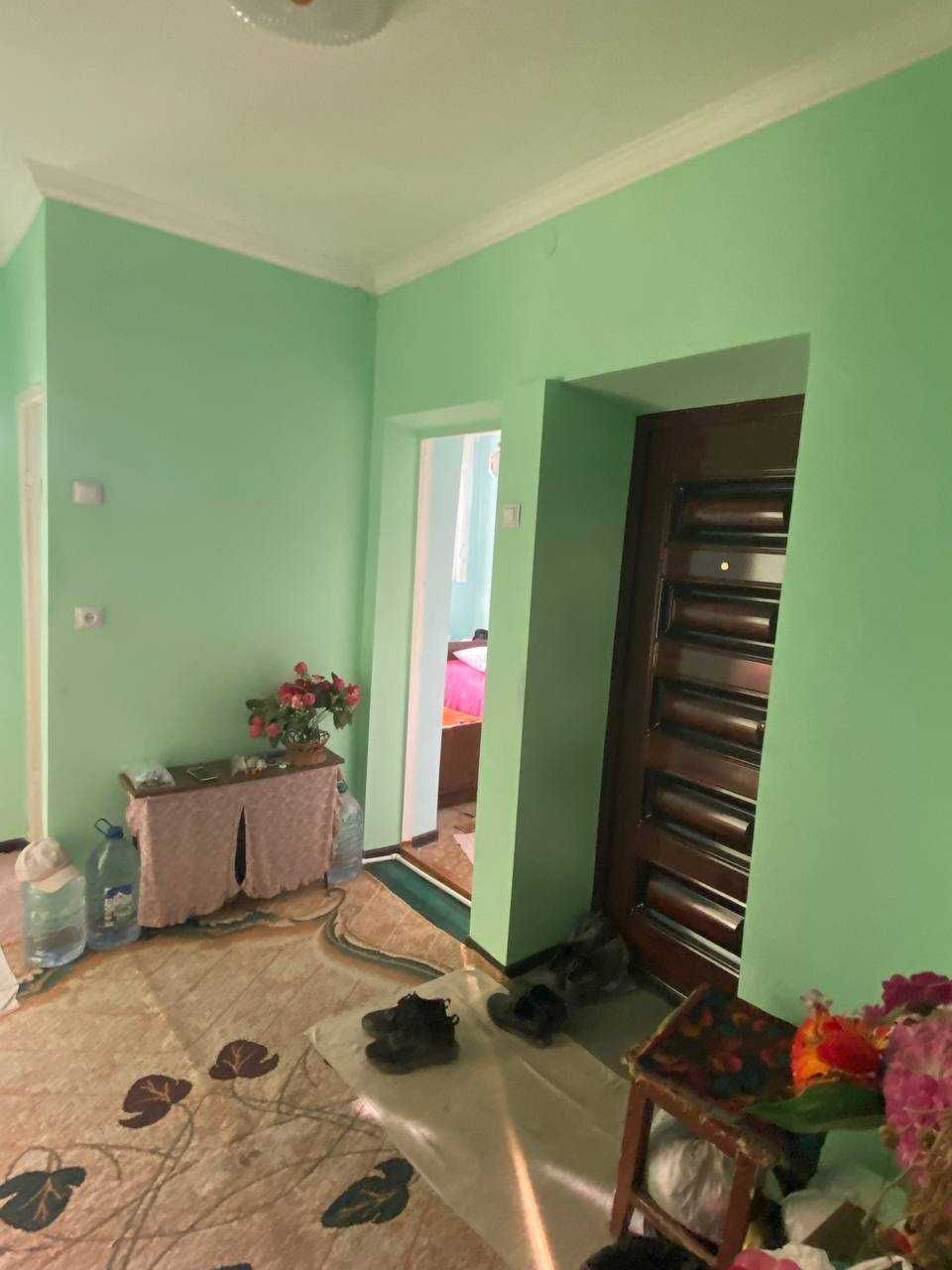 Jizzax shahri markazida 77-seriyali 3 xonali gishtli uy sotiladi.
