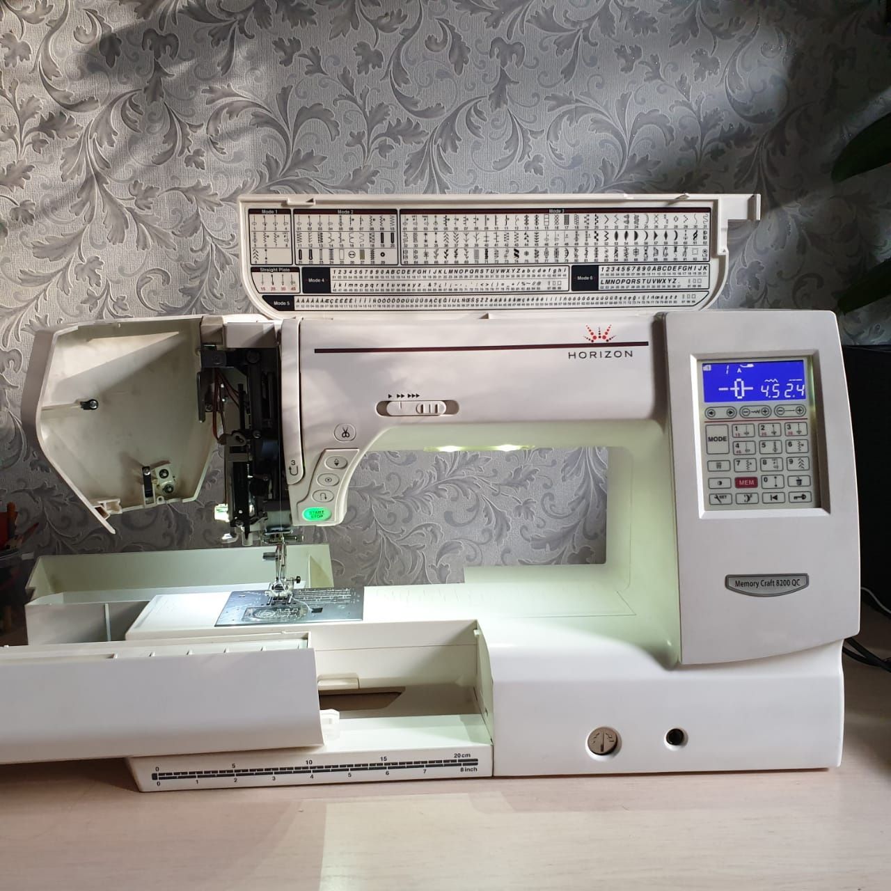 Швейная машина Janome Memory Craft 8200 QC Horizon белый