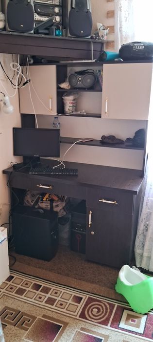Продаеться письменой стол