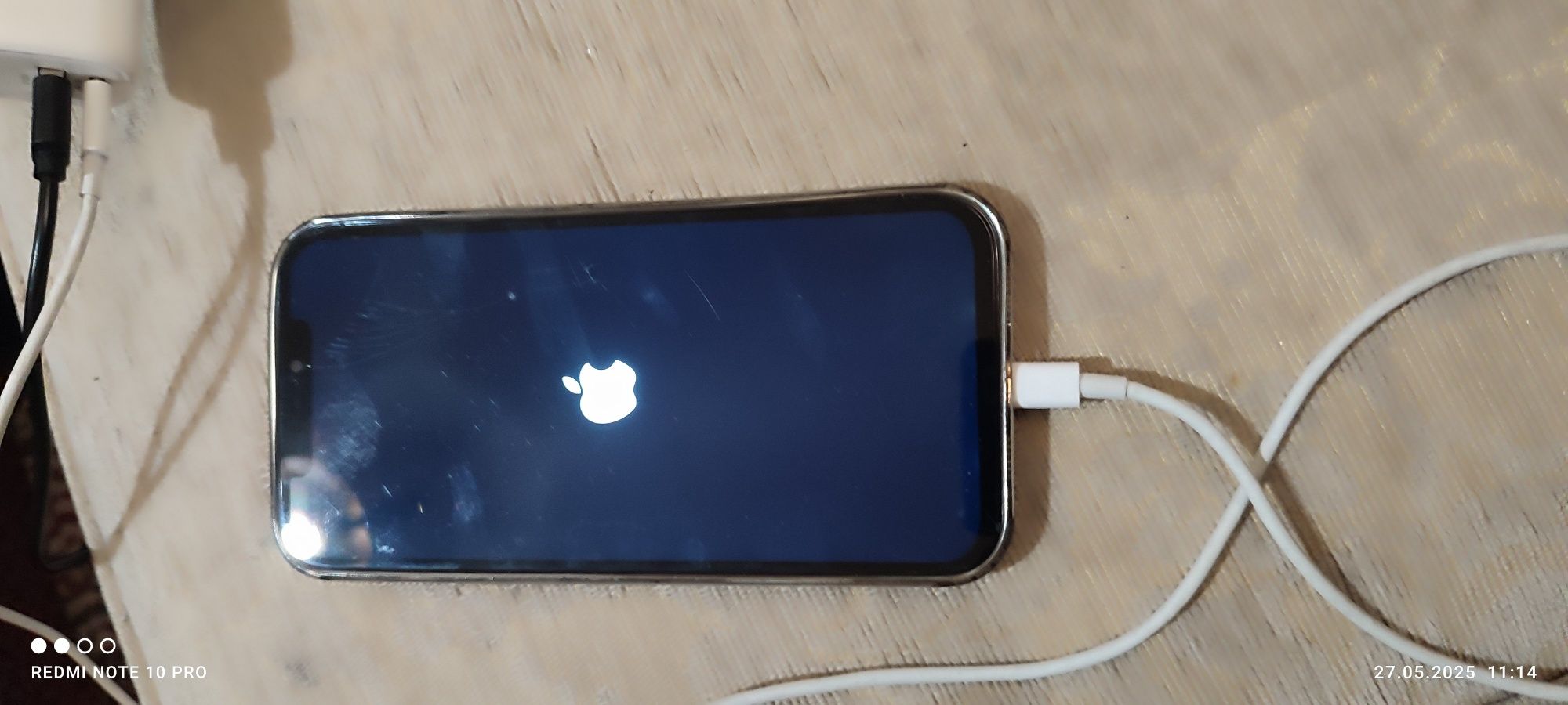 Vând iPhone  in stare buna puțin fisurat dispeiu dar nu afectează