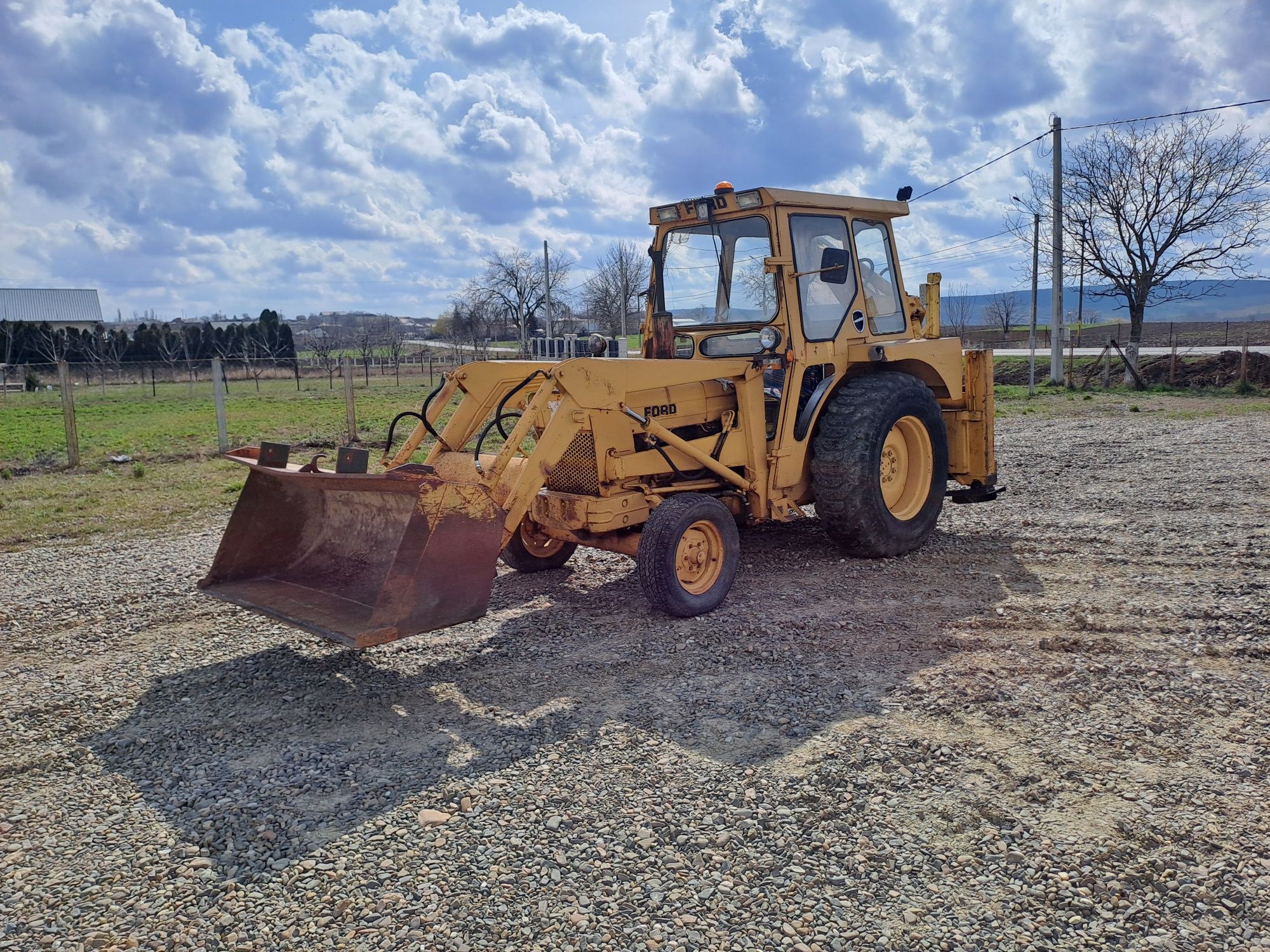 De vânzare Buldo excavator Ford