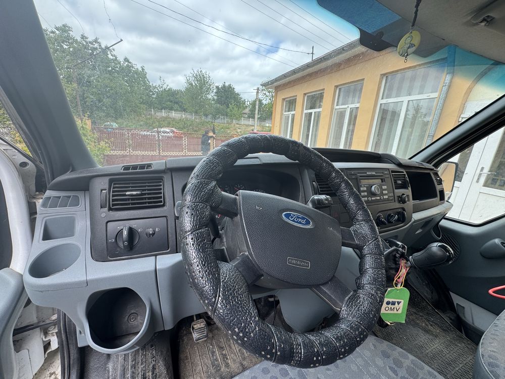 De vanzare ford transit sau schimb cu auto 8 locuri.