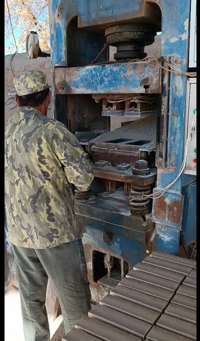 Гидравлический пресс П474. ва огнеупор ғишт ишлаб чиқариш ускуналари