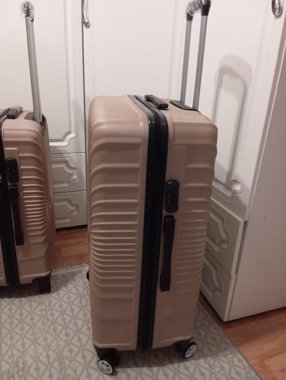 Продам чемоданы новые
