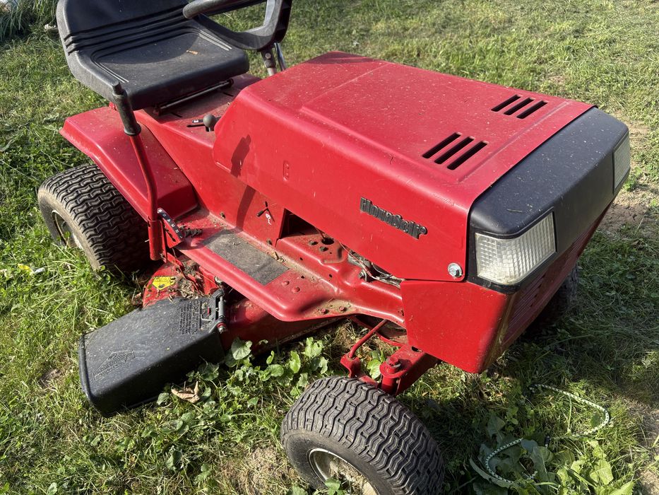 Tractoras de tuns gazonul