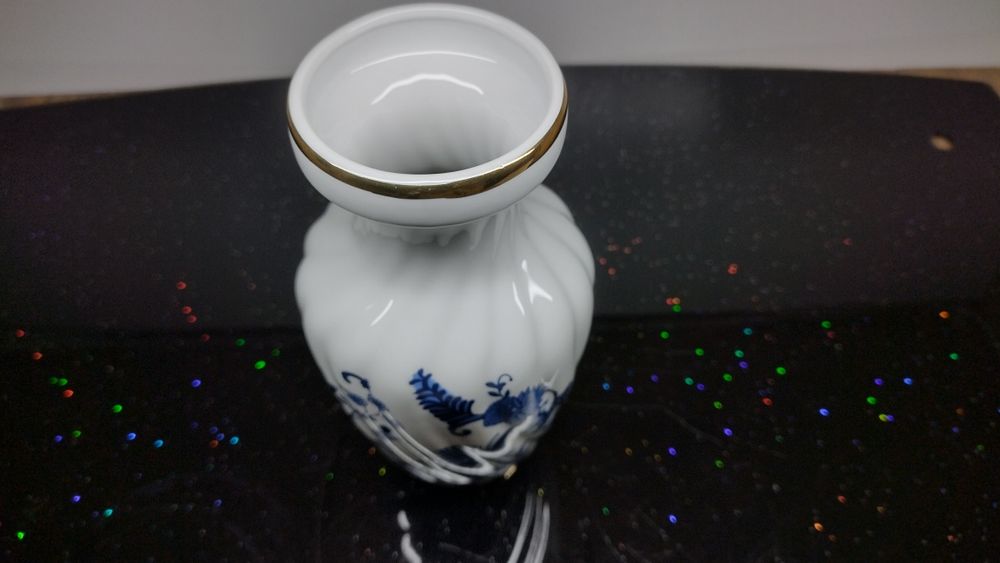 Ваза с декор син лук, без маркировка. Шарка едностранно, релеф и злато