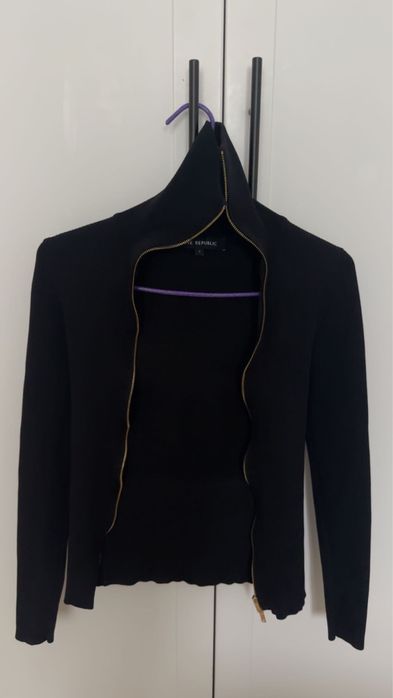 Облигающая кофта на замке