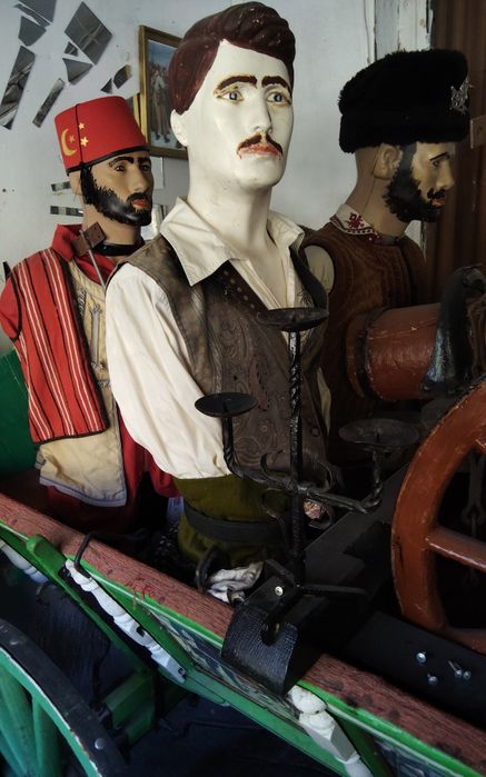 Продавам старинна каруца и старо немско колело