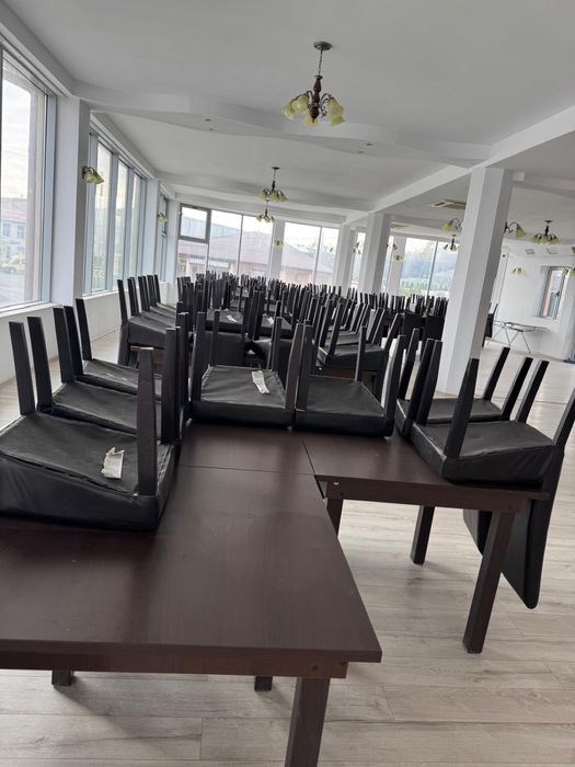 Masă si scaun restaurant impecabile.