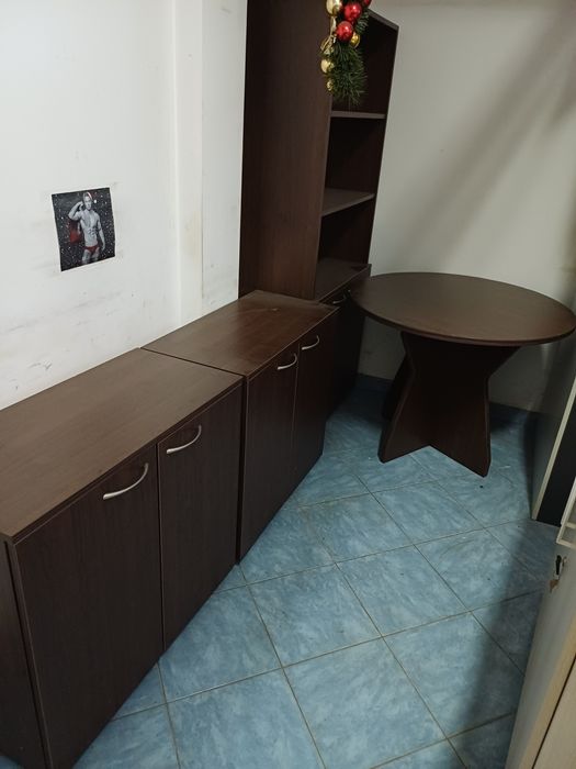 Два шкафа, един отделно с надстройка и маса