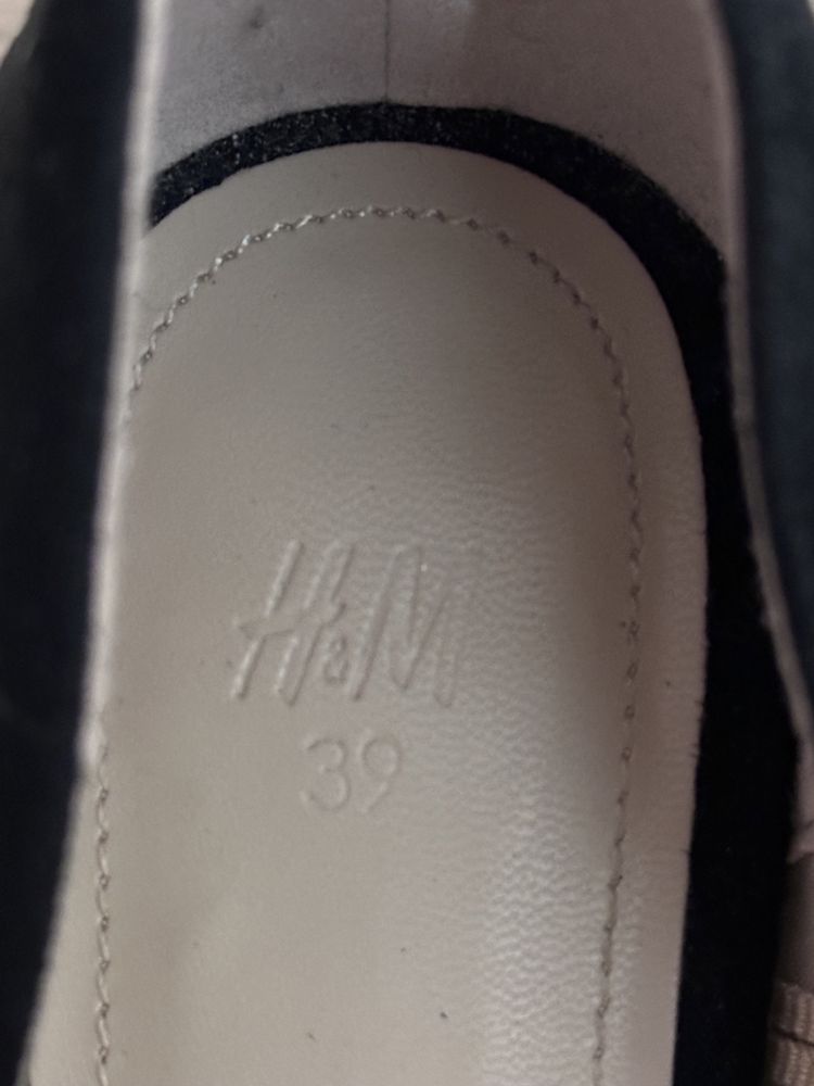 Черни обувки на ток от велур (H&M)