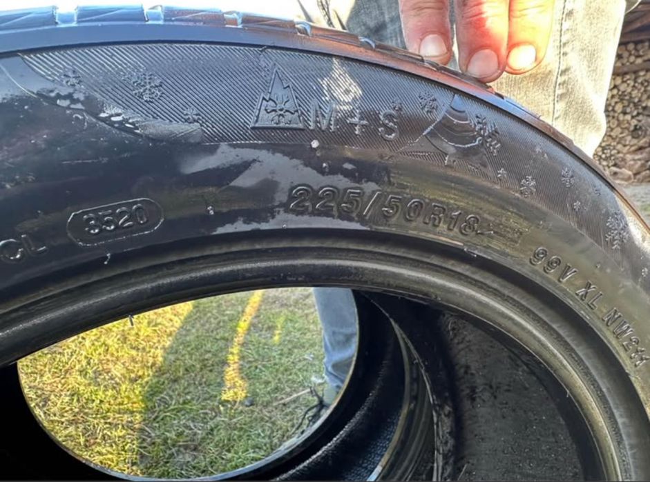 Vand 2 cauciucuri de iarna