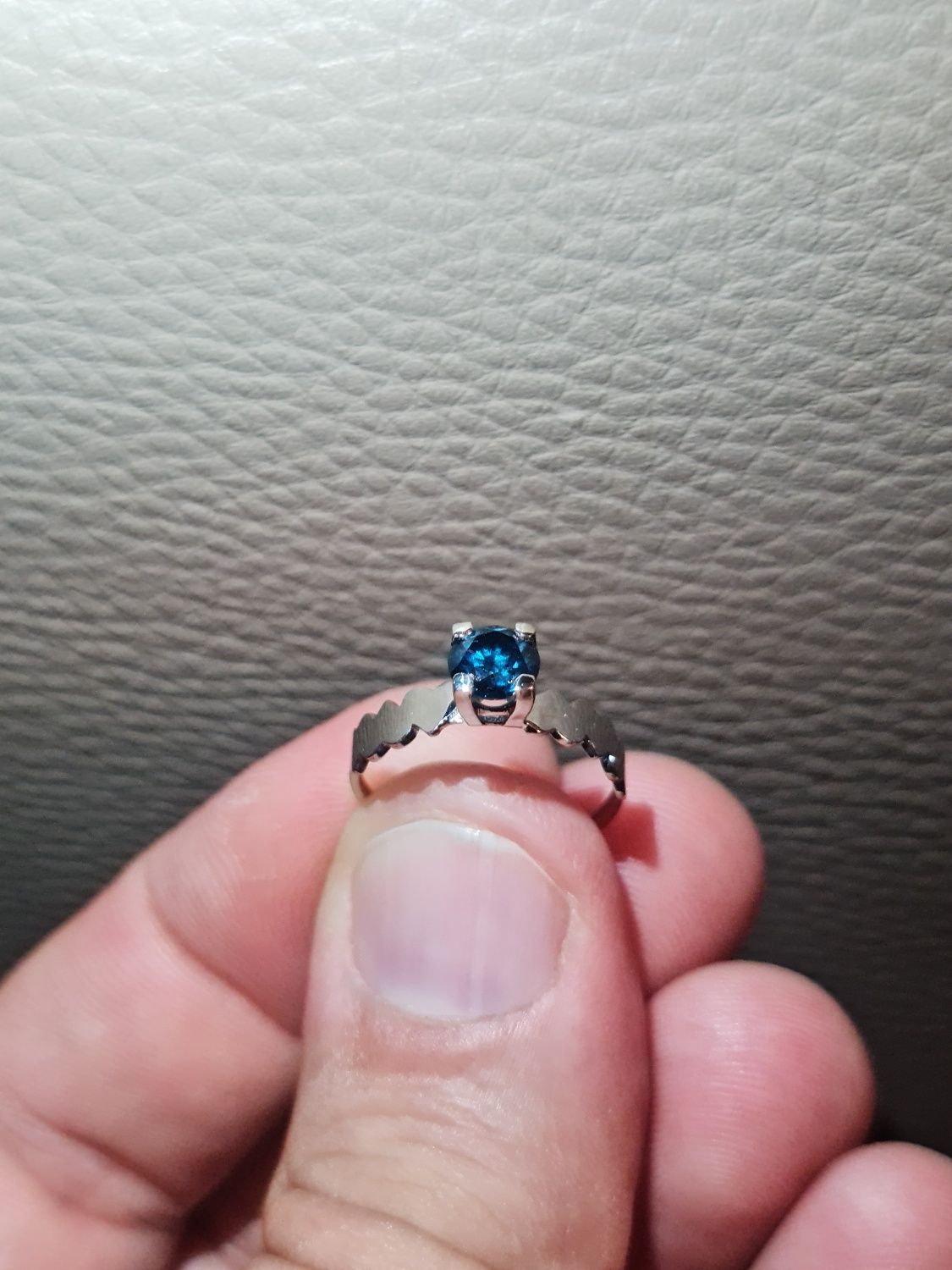 Inel diamant albastru 0.80 carate aur alb superb