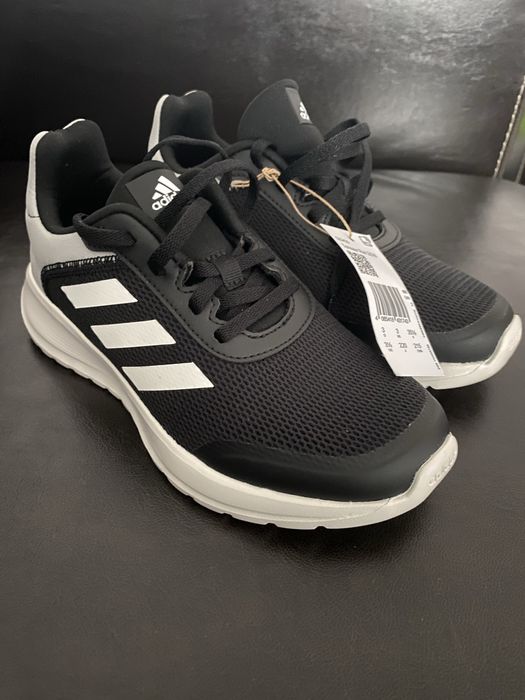 Adidasi Adidas , noi cu etichetă