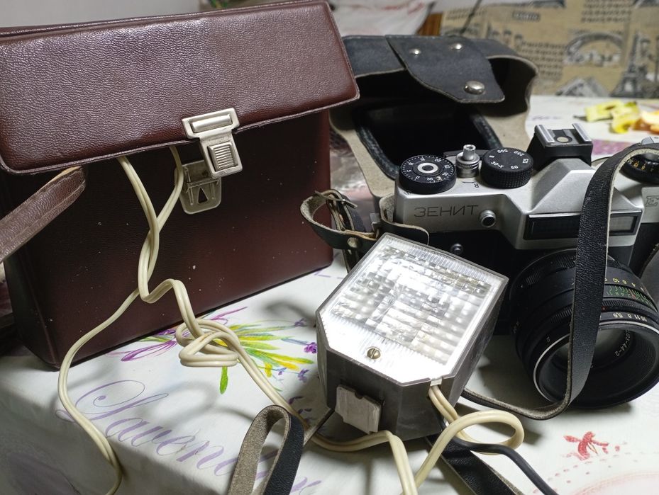Фотоаппарат Зенит с фотовспышкой