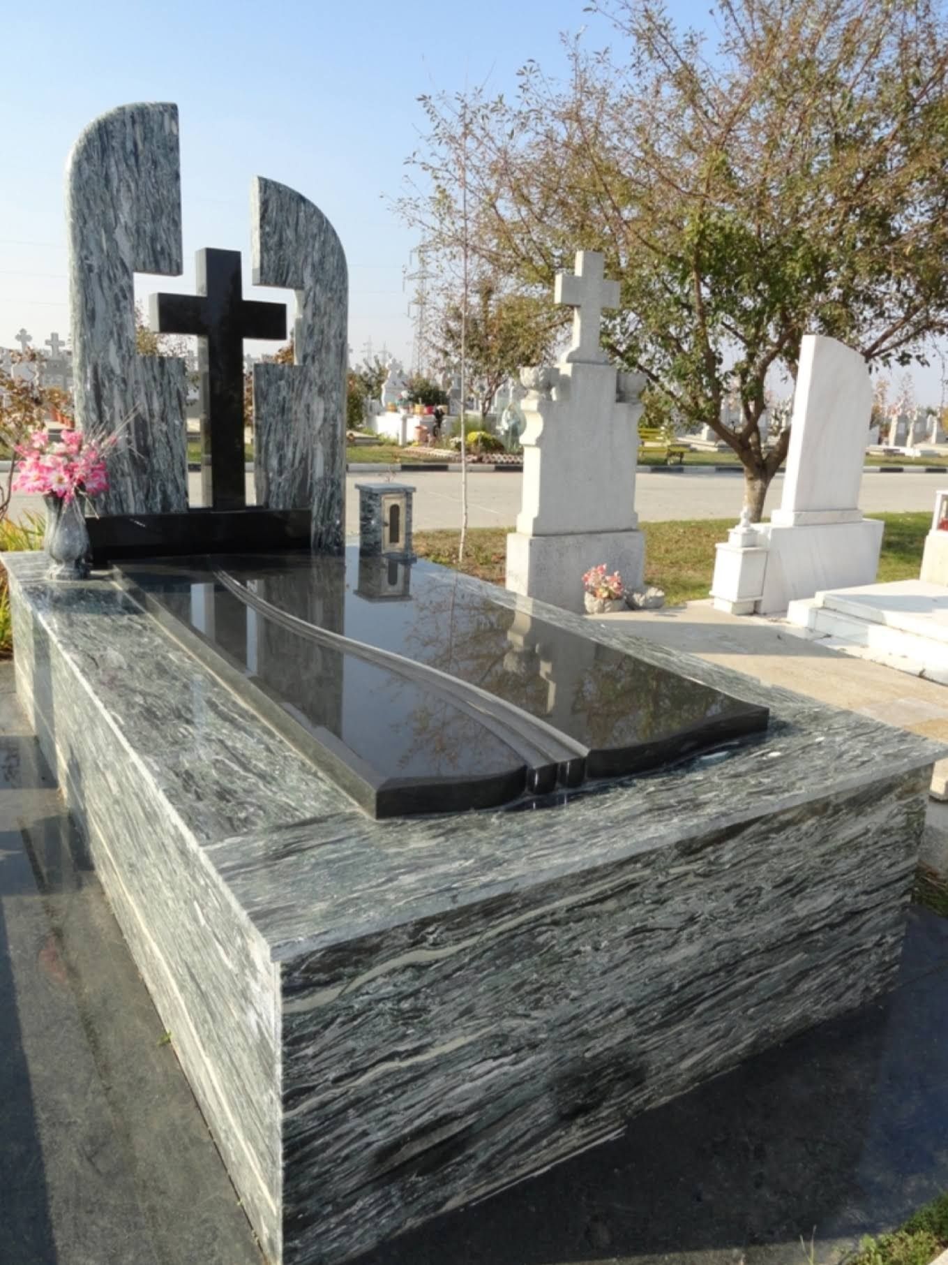 Monumente funerare granit transport gratuit în toată tara