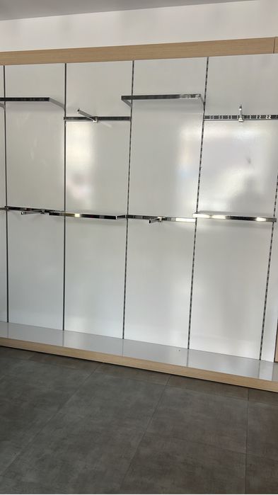 Rafturi magazin este disponibil pentru un magazin de 80 - 100 mp